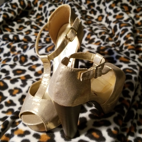 Breckelle's " Gold " Ankle Strap  Peep Toe Heel - Picture 4 of 5